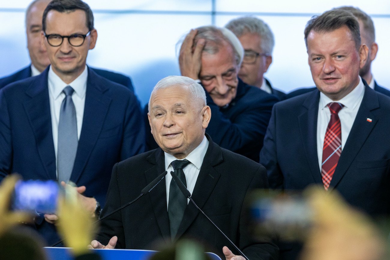 Jarosław Kaczyński na wieczorze wyborczym Prawa i Sprawiedliwości. Obok prezesa PiS najważniejsi politycy partii, która po nierównej kampanii dostała najwięcej głosów, ale straci władzę na rzecz demokratycznej opozycji.