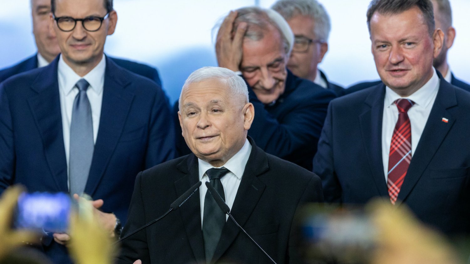 Jarosław Kaczyński na wieczorze wyborczym Prawa i Sprawiedliwości. Obok prezesa PiS najważniejsi politycy partii, która po nierównej kampanii dostała najwięcej głosów, ale straci władzę na rzecz demokratycznej opozycji.
