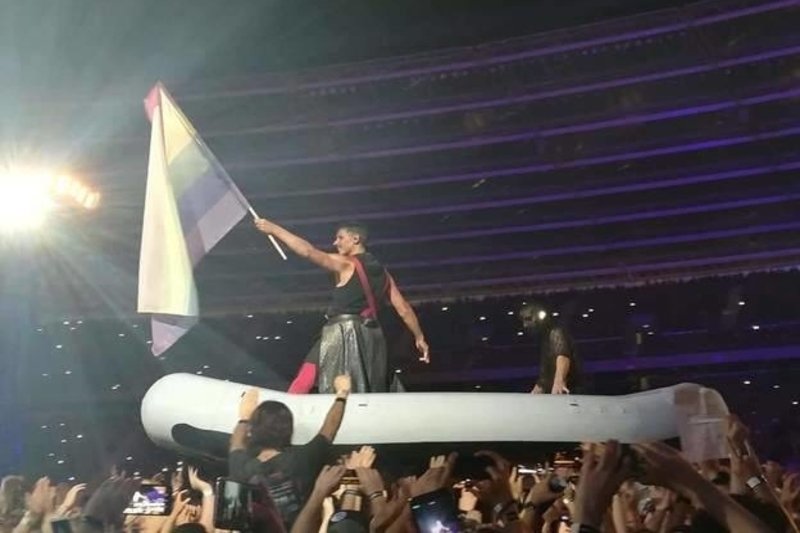 W Chorzowie członek niemieckiego zespołu Rammstein "popłynął" nad tłumem polskich fanów z tęczową flagą.