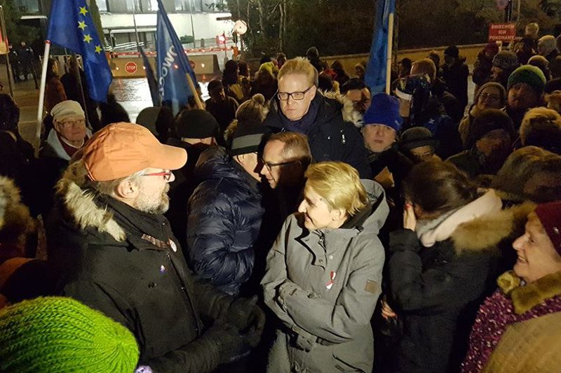 Warszawiacy solidaryzują się z protestującymi w Sejmie posłami.