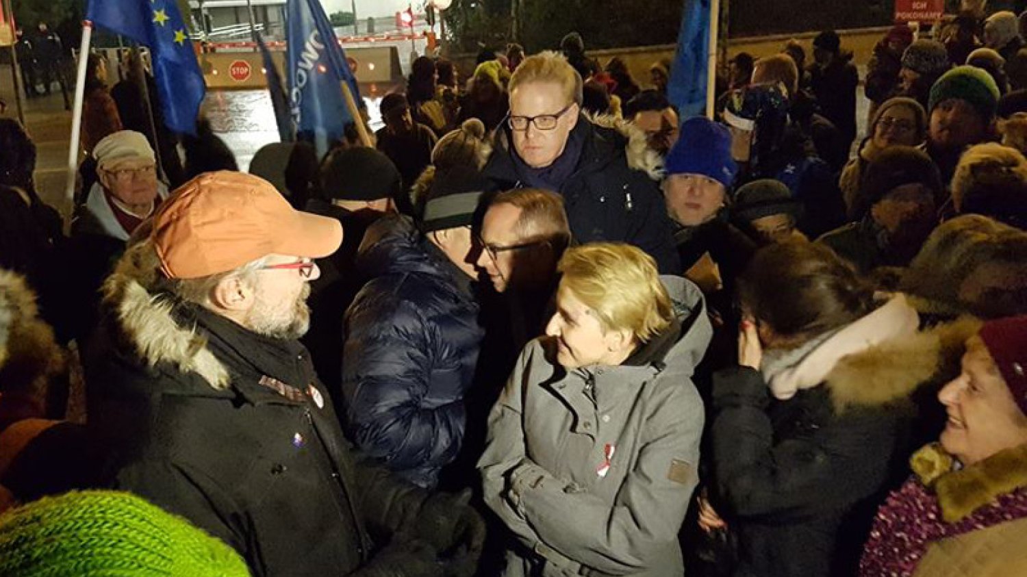 Warszawiacy solidaryzują się z protestującymi w Sejmie posłami.