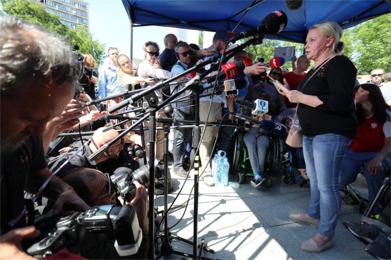 Iwona Hartwich na konferencji prasowej podsumowała 40 dni protestu osób niepełnosprawnych w Sejmie.