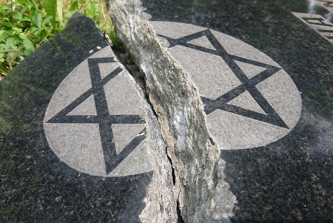 Na cmentarzu żydowskim w Bielsku-Białej przestępcy zdewastowali 67 nagrobków. Na cmentarzu żydowskim w Bielsku-Białej przestępcy zdewastowali 67 nagrobków.