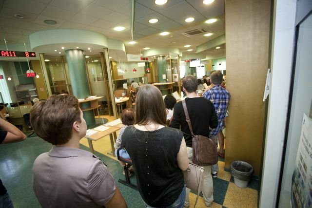 W całym kraju ustawiają się wielkie kolejki do ZUS. Do kogo uśmiechnie się szczęście?