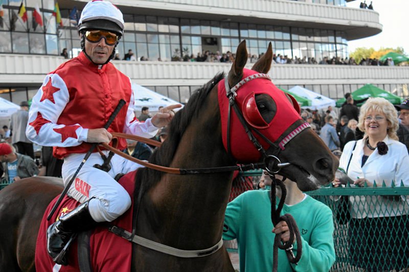 Powraca moda na wyścigi konne na warszawskim Służewcu.