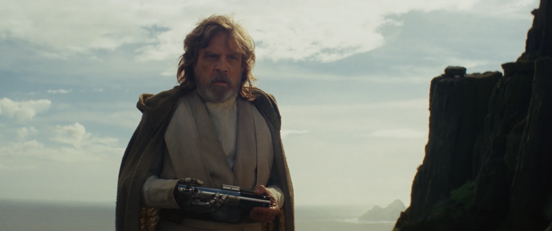 Luke Skywalker pojawia się na dłużej niż w "Przebudzeniu Mocy" i odgrywa bardzo ważną rolę.