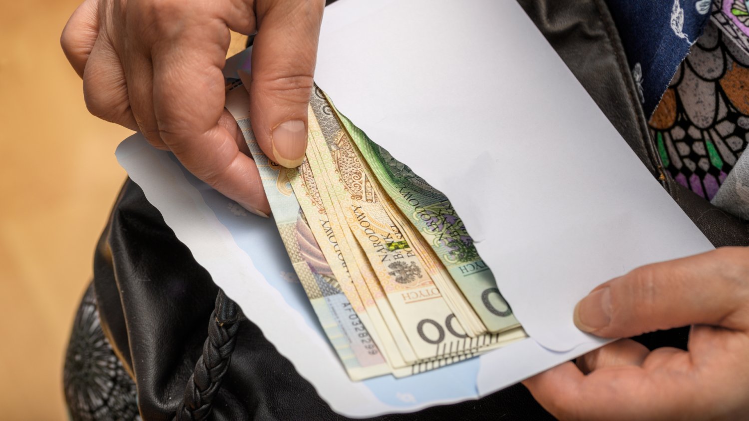 KRUS apeluje do seniorów. Emerytura przesyła pocztą kosztuje 70 mln zł rocznie. Obsługa emerytur z KRUS słono nas kosztuje. Dlaczego lepiej mieć konto w banku?