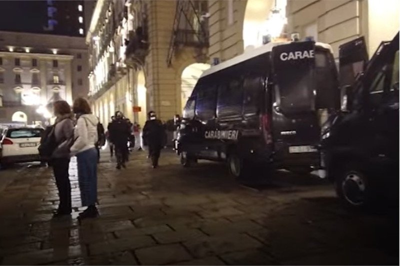 W Mediolanie protestowano przeciw obostrzeniom epidemicznym.