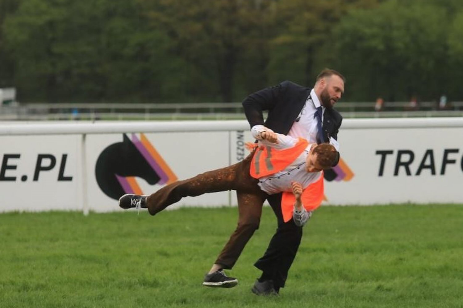 Ostatnie Pokolenie zakłóciło wyścigi konne na Służewcu. Wysypali proszek.