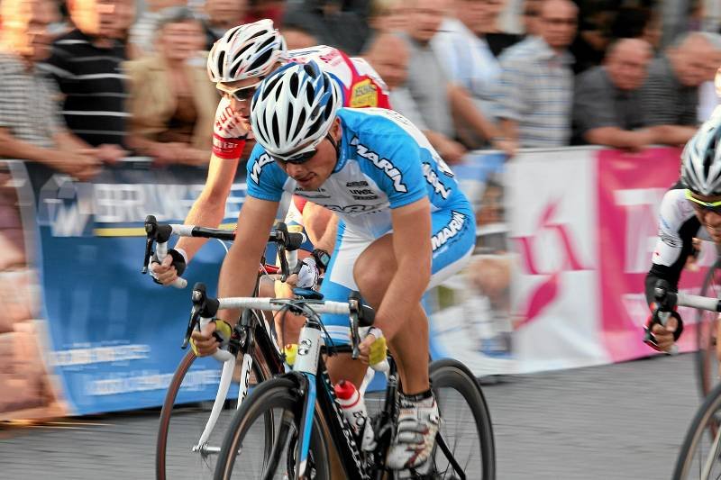 W ciągu dnia się ścigają, w nocy albo nad ranem budzeni są przez kontrolerów - przeklęty żywot kolarza