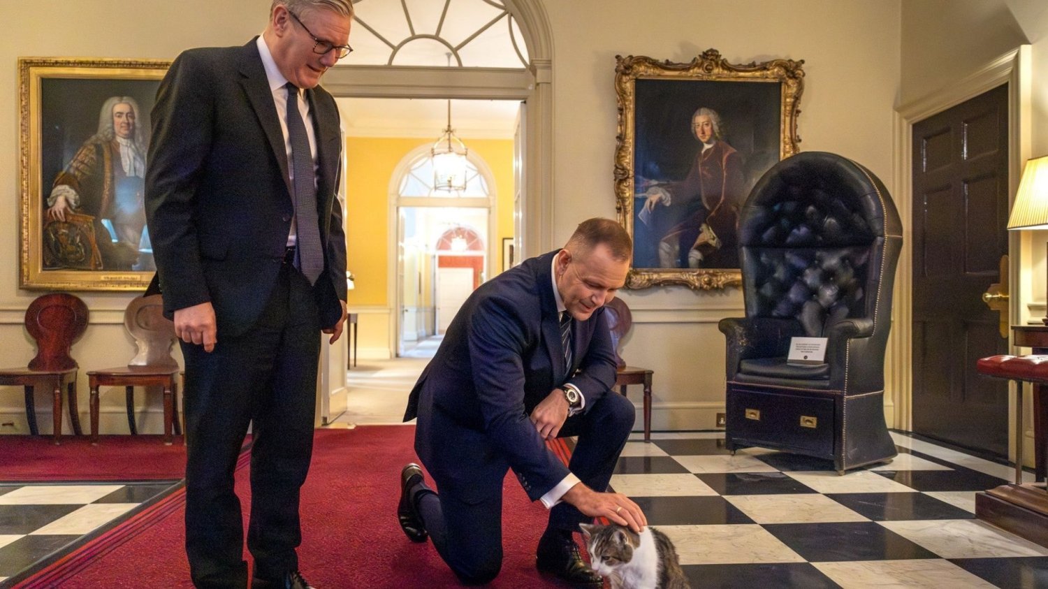 Nawrocki wrócił z Londynu, w sieci nadal wrze. Za chwilę powstaną memy jak z Dudą Karol Nawrocki z Keirem Starmerem i kotem Larry'm na Downing Street w Londynie