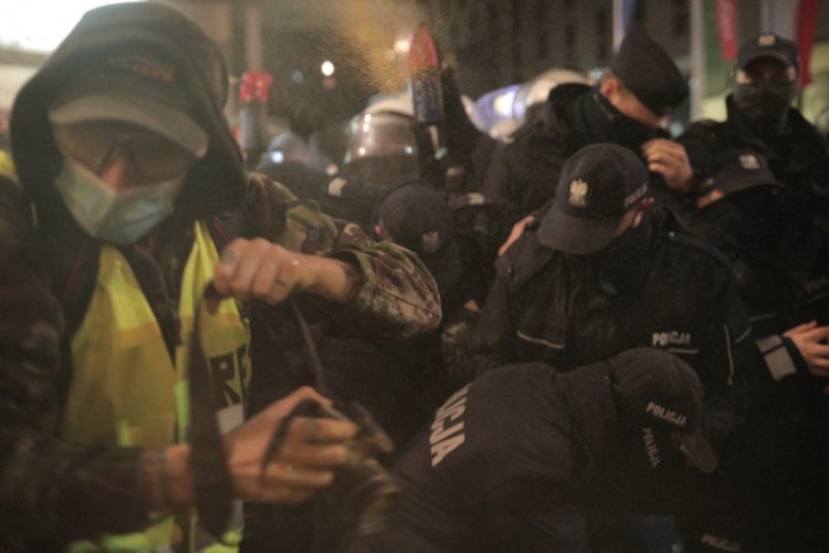 Strajk Kobiet 18 listopada w Warszawie na Placu Powstańców. Policja pobiła lub potraktowała gazem przynajmniej pięcioro dziennikarzy.