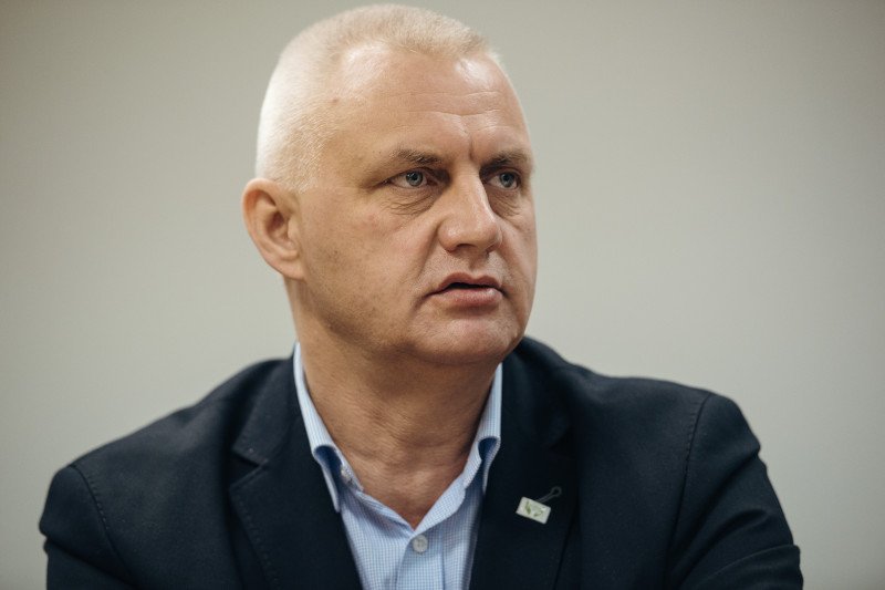 Holenderski dziennikarz Ekke Overbeek zachęcał ofiary księży do założenia fundacji. Wśród nich był Marek Lisiński.