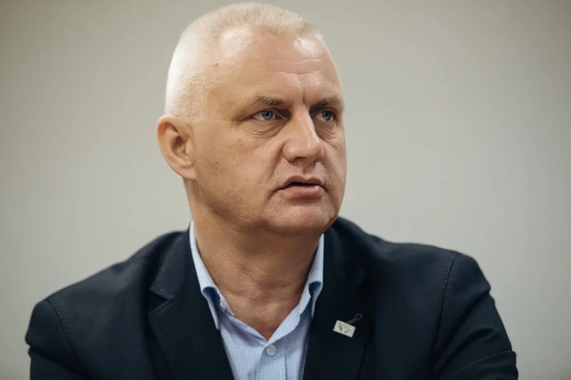 Holenderski dziennikarz Ekke Overbeek zachęcał ofiary księży do założenia fundacji. Wśród nich był Marek Lisiński.