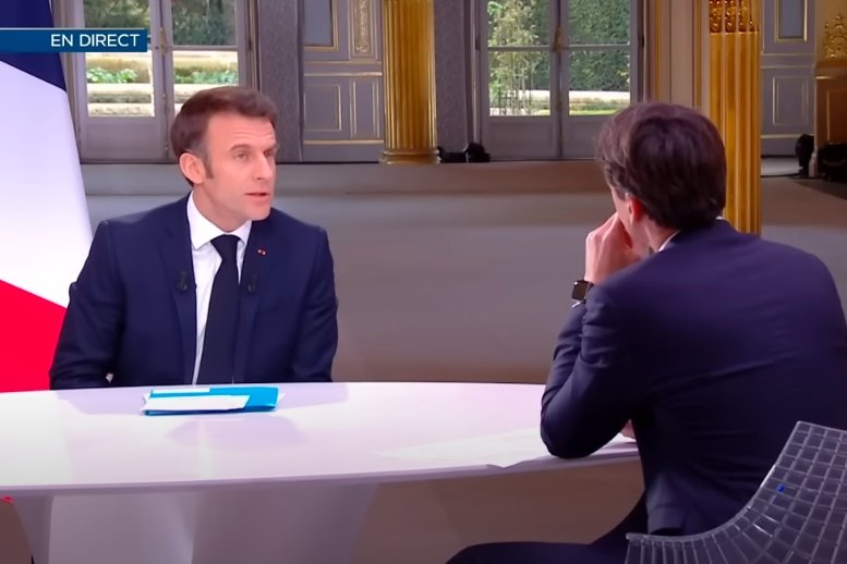 Nietypowe zachowanie Macrona podczas wywiadu.