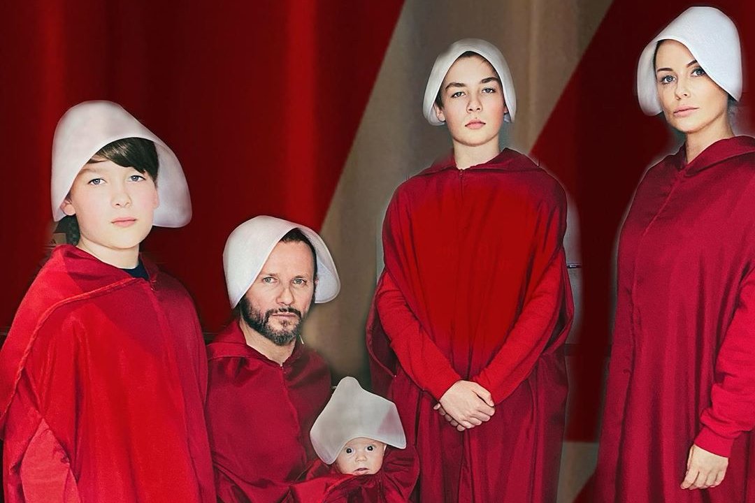 Rodzina Majdanów przebrała się na Halloween w stroje z serialu "Opowieść Podręcznej"