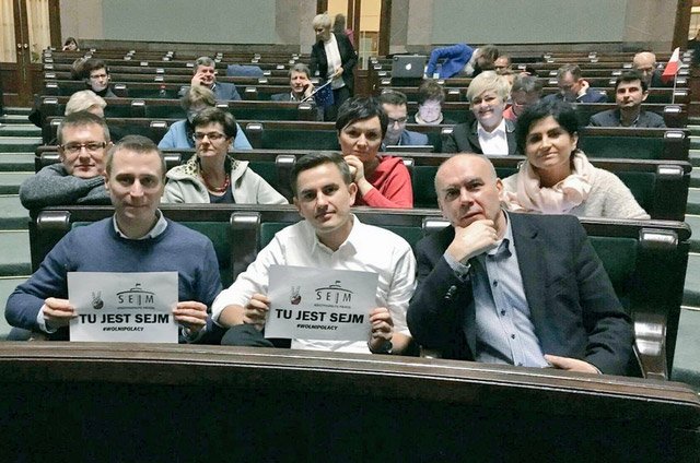 Posłowie są bardzo dumni z tego, że na chwilę zastąpili dziennikarzy w dostarczaniu informacji.