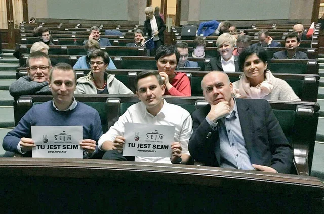 Posłowie są bardzo dumni z tego, że na chwilę zastąpili dziennikarzy w dostarczaniu informacji.