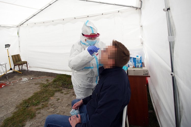 Nie ma nadzoru epidemiologicznego nad wieloma osobami, które są zakażone koronawirusem ale testy zrobiły prywatnie.