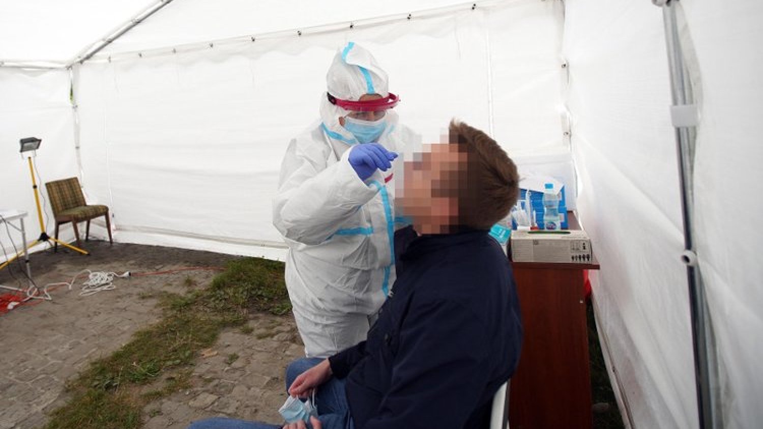 Nie ma nadzoru epidemiologicznego nad wieloma osobami, które są zakażone koronawirusem ale testy zrobiły prywatnie.