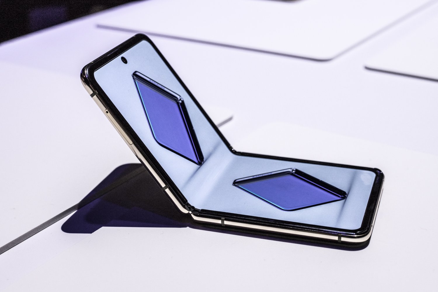 Samsung Galaxy Z Flip to smartfon ze składanym, szklanym ekranem.