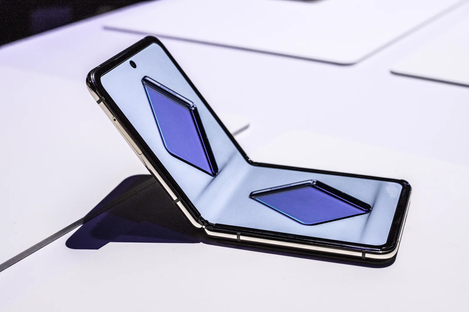 Samsung Galaxy Z Flip to smartfon ze składanym, szklanym ekranem.