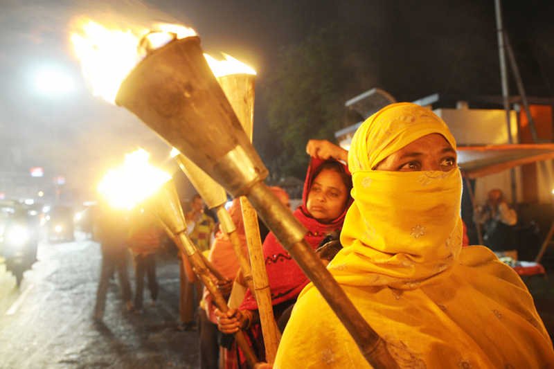 Zmarła 23-letnia Hinduska zgwałcona w autobusie. Fala protestów w Indiach.