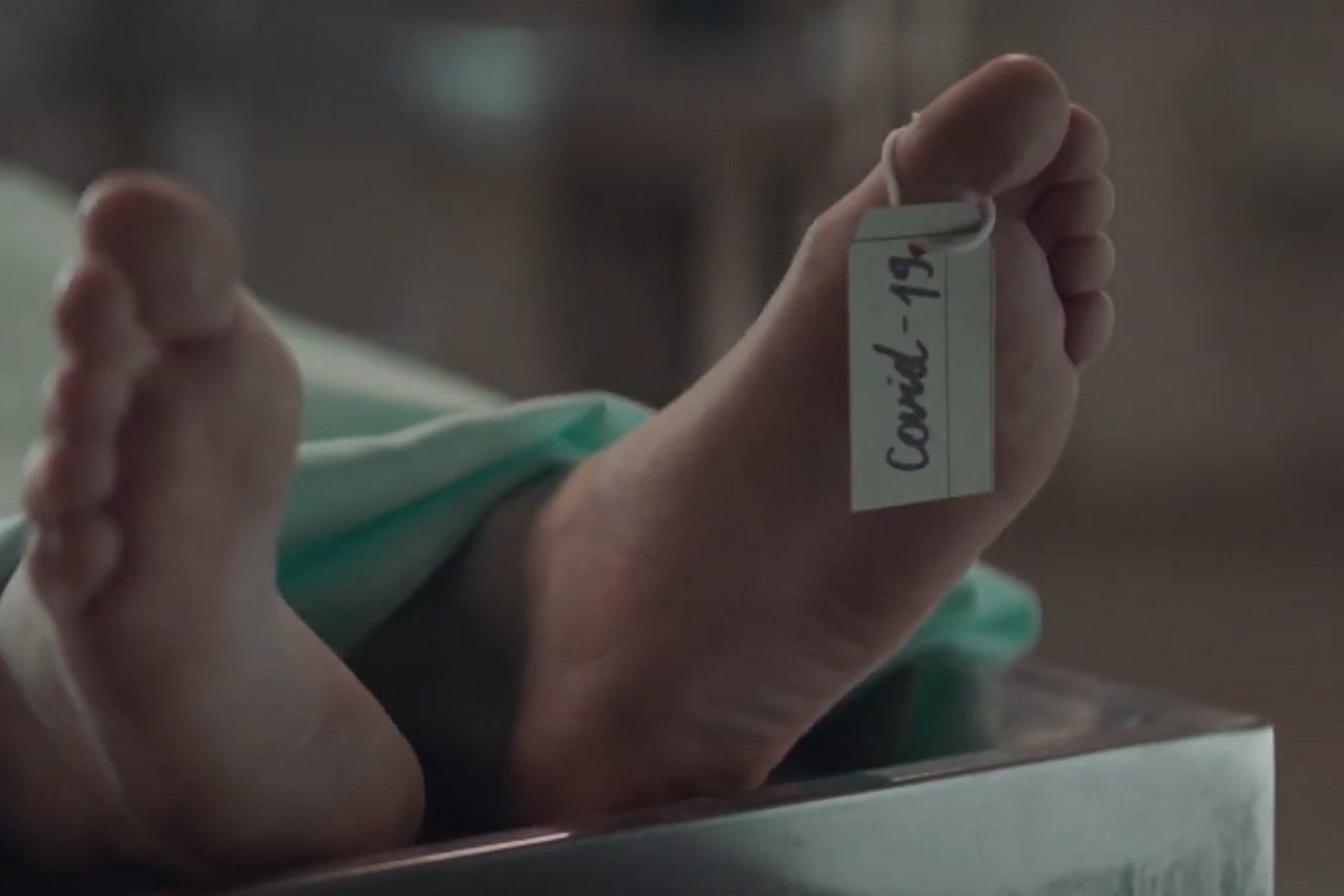 Świąteczny spot KPRM opowiada o rodzinnej tragedii i śmierci z powodu COVID-19.