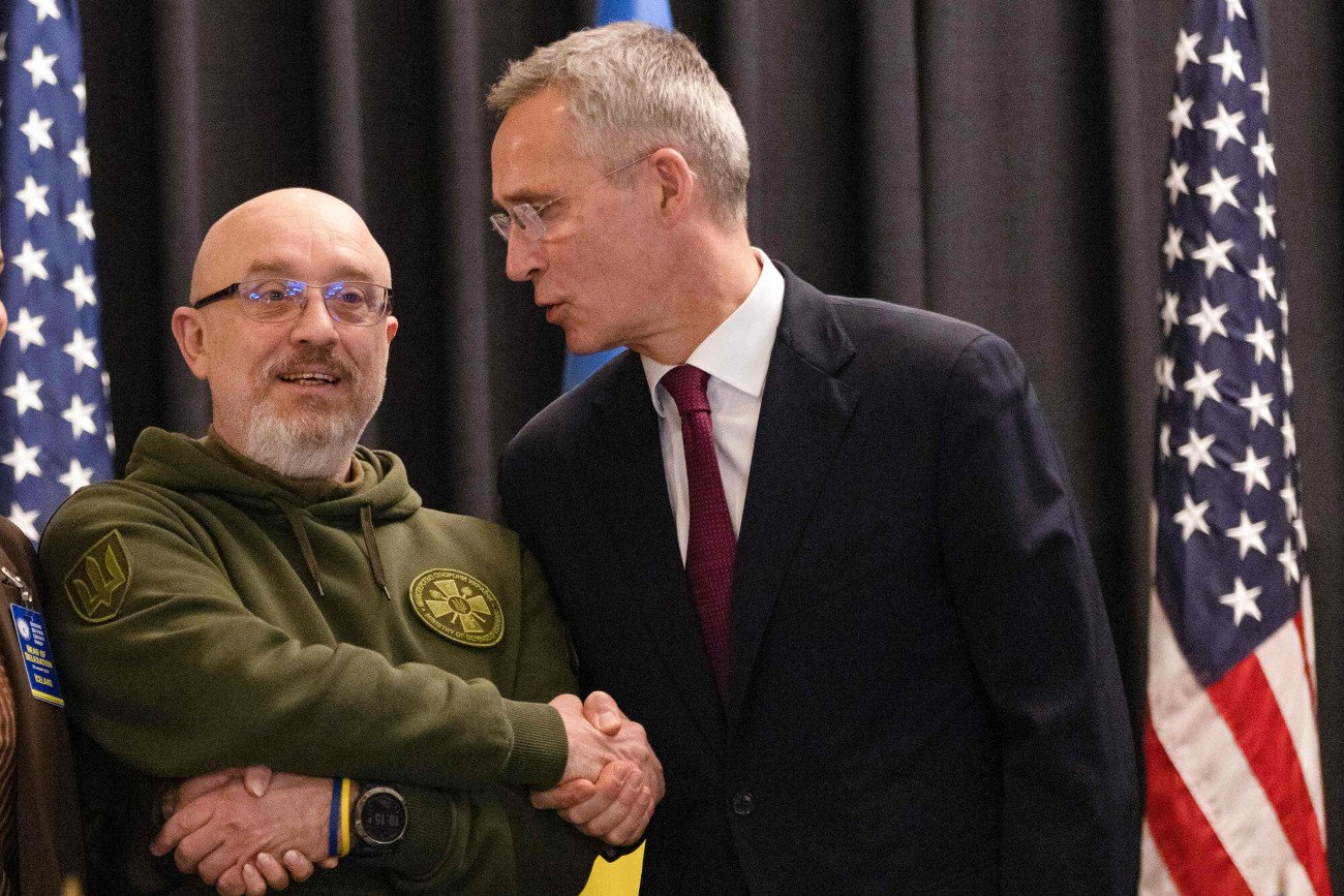 Ukraiński minister obrony Ołeksij Reznikow z sekretarzem generalnym NATO Jensem Stoltenbergiem w amerykańskiej 
 bazie Ramstein w Niemczech