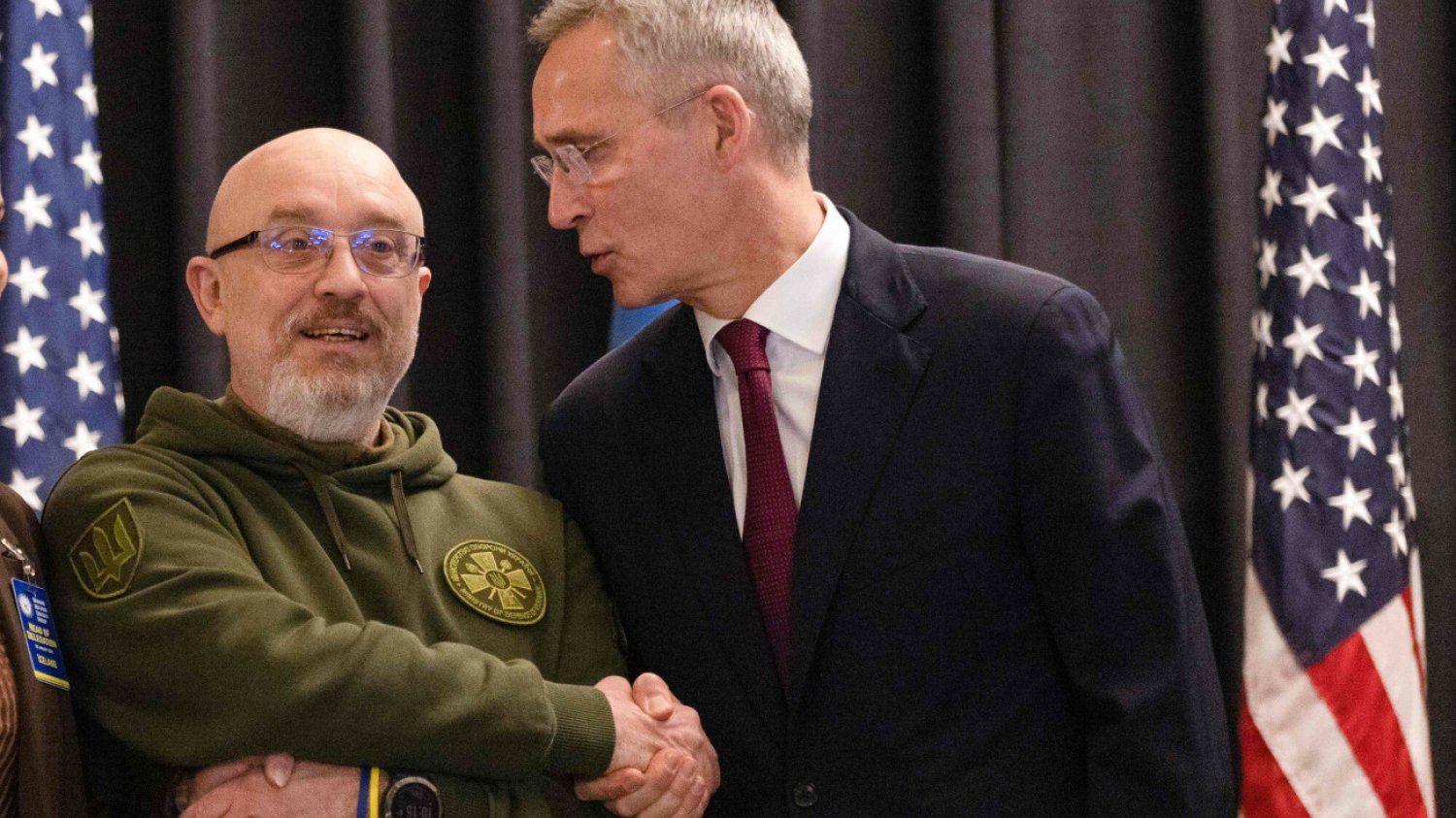 Ukraiński minister obrony Ołeksij Reznikow z sekretarzem generalnym NATO Jensem Stoltenbergiem w amerykańskiej
bazie Ramstein w Niemczech
