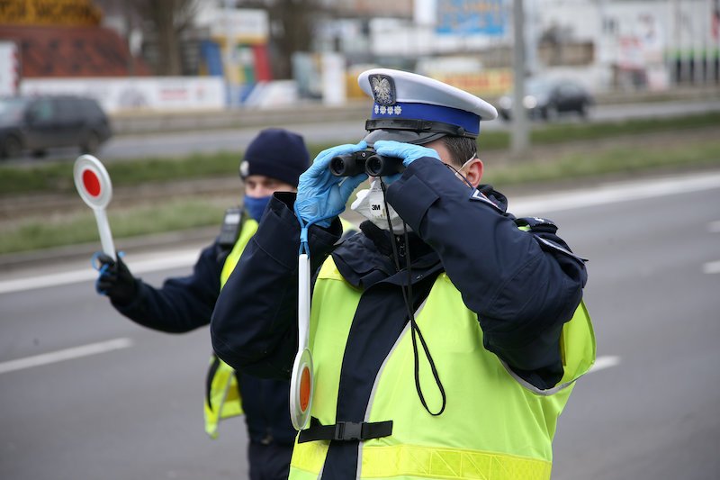 Policjanci zatrzymują samotnych rowerzystów. Pytają ich o cel podróży i wlepiają mandaty. Chodzi o walkę z koronawirusem.