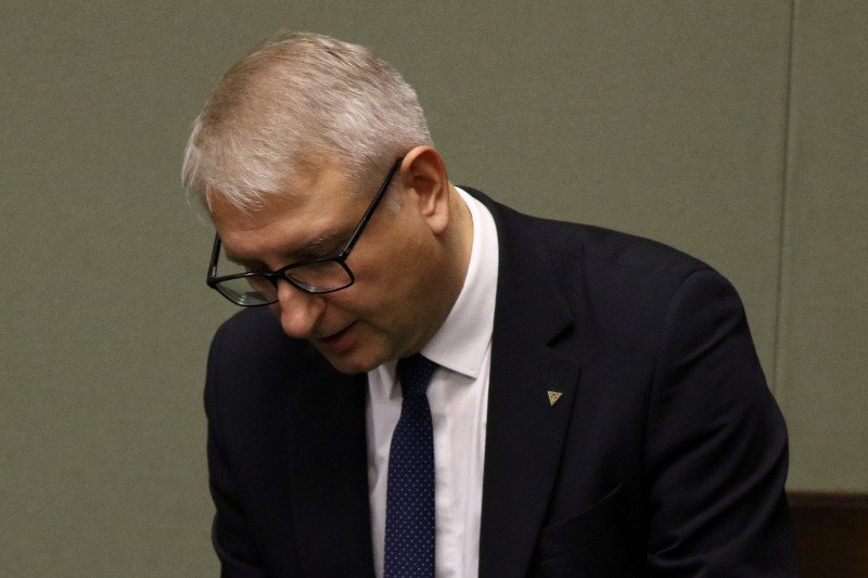 Romans posła PiS Stanisława Pięty skomentował jego partyjny kolega Jacek Sasin.