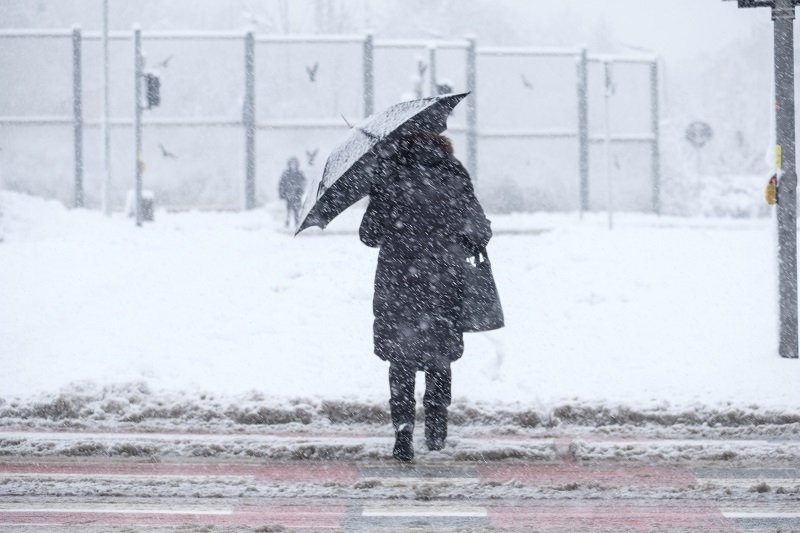 IMGW ostrzega przed opadami śniegu.