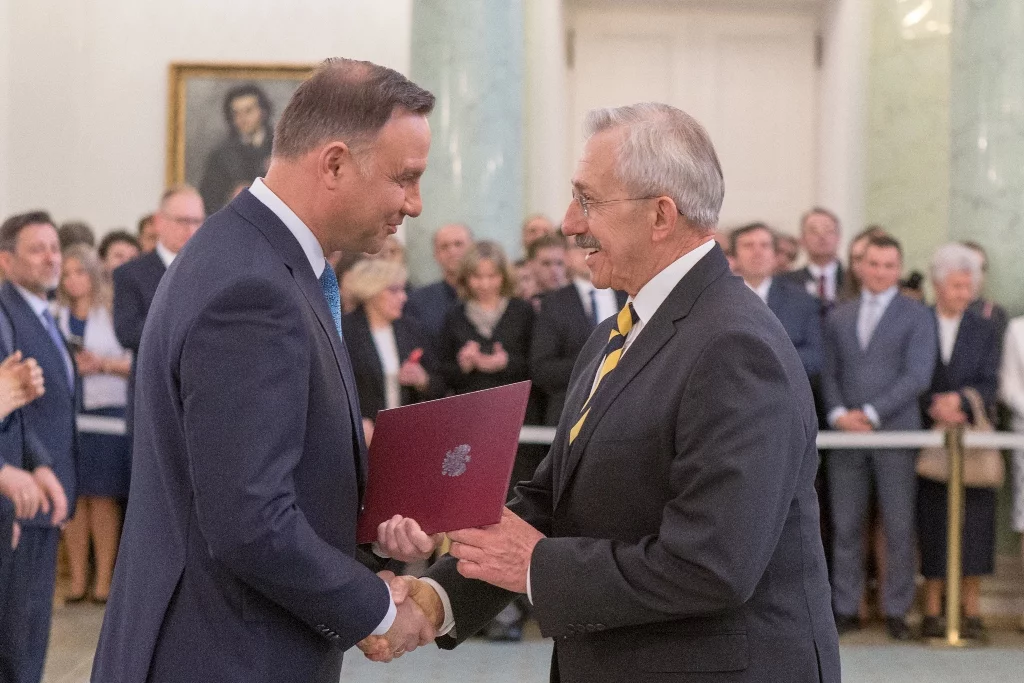 Stanisław Góźdź odbiera nominację profesorską.