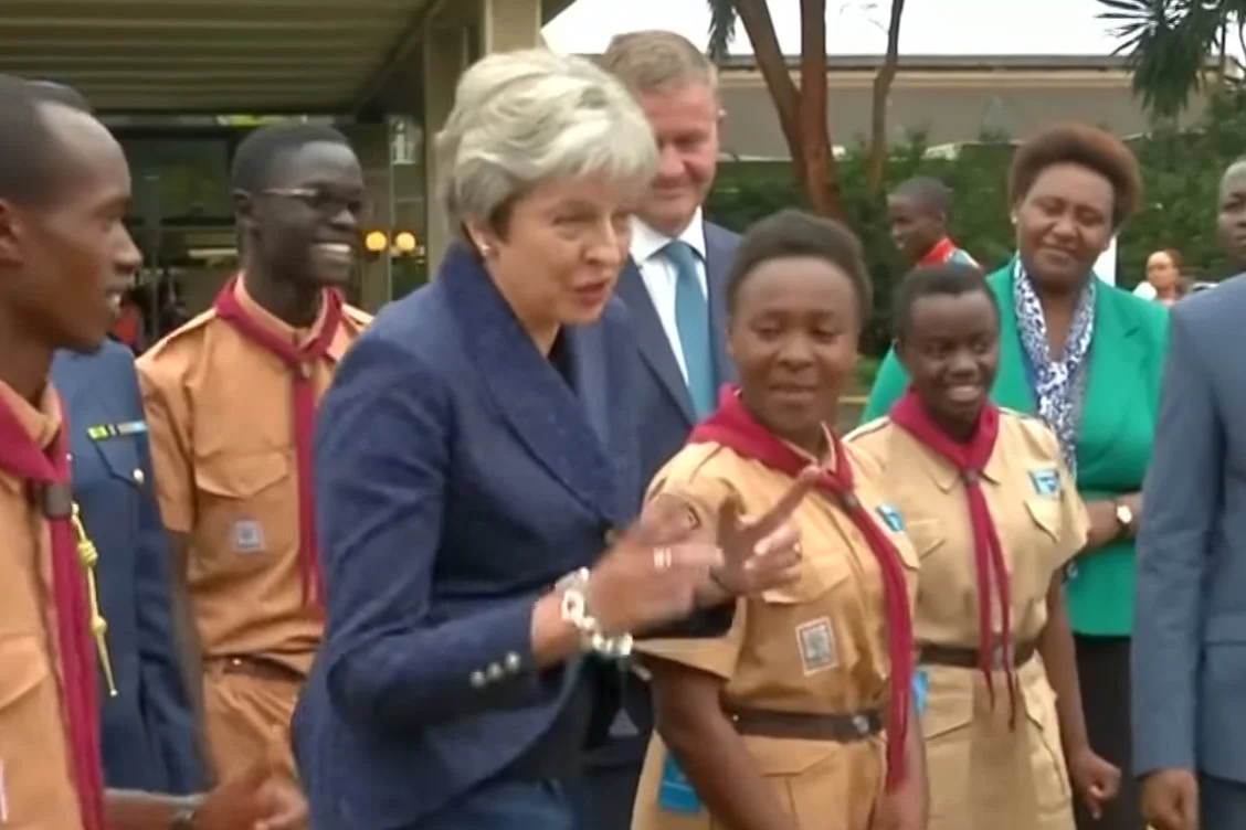 Theresa May wykonała w Kenii specyficzny taniec.