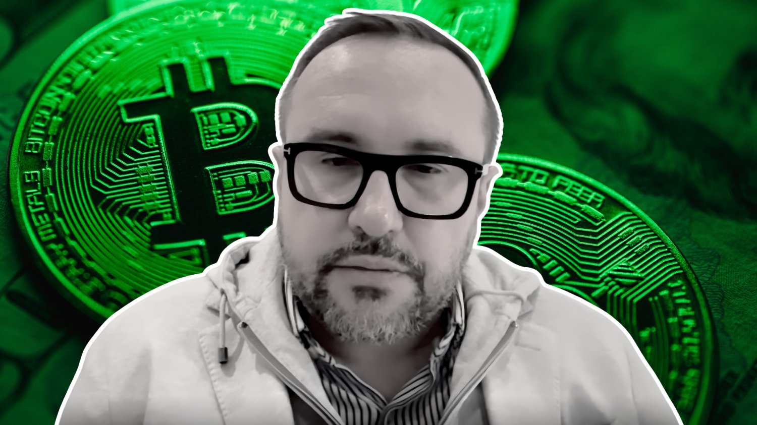 Prezes zondacrypto wydał oświadczenie. "Laptopy muszą zostać zwrócone" Prezes spółki – Przemysław Kral na tle zielonych bitcoinów.