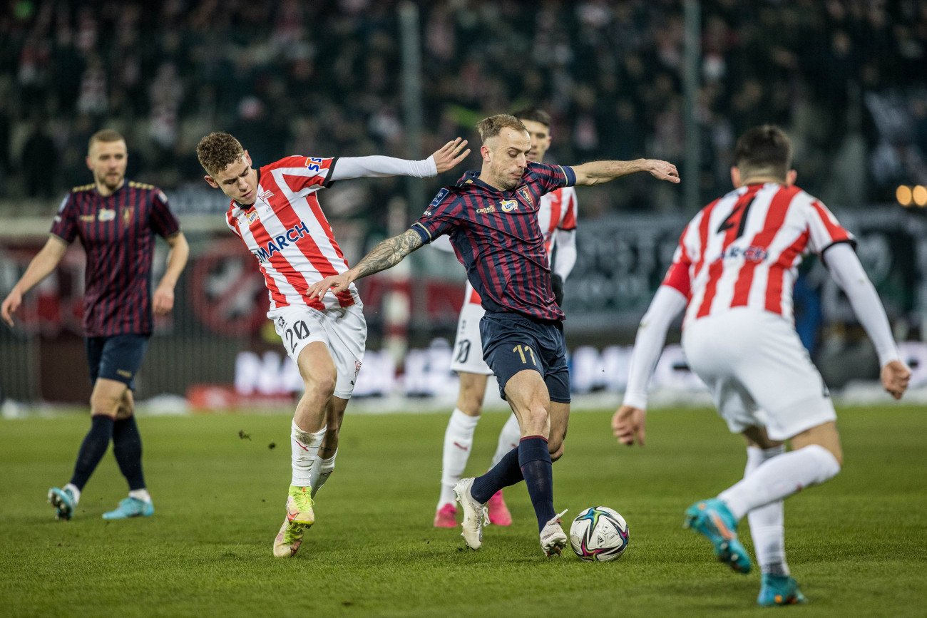 Sobotni hit w PKO Ekstraklasie nie zawiódł oczekiwań. Gole w końcówce mogły zadowolić najbardziej wybrednego kibica.