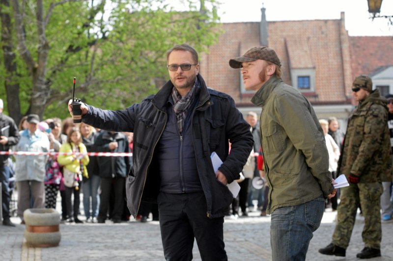 Nie wiadomo, co o scenariuszu odcinka sądzi Artur Żmijewski, który gra tytułowego ojca Mateusza. Na zdjęciu z Erykiem Lubosem.