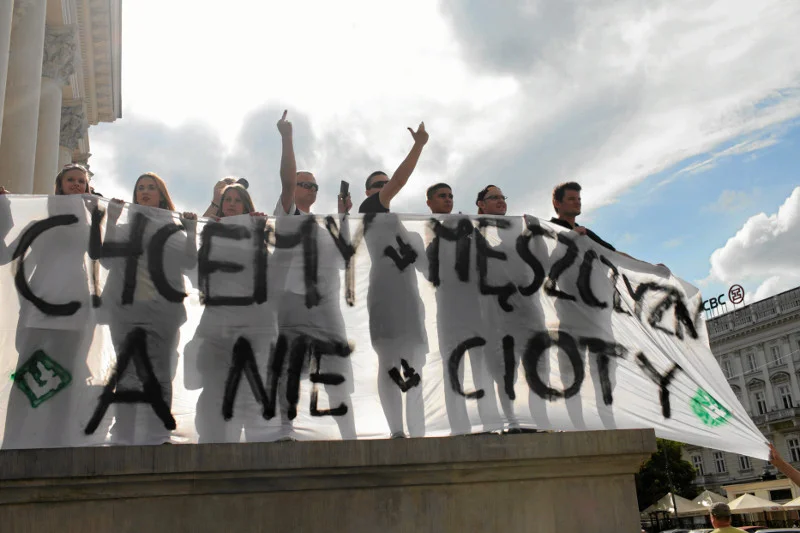 Trybunał Sprawiedliwości Unii Europejskiej stwierdził, że pojęcie małżonka odnosi się także do par osób tej samej płci – czy w Polsce to coś zmienia? Na zdjęciu kontrprotest wobec Parady Równości w Warszawie w 2013 r.