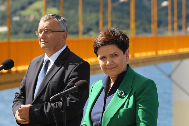 Premier Beata Szydło próbowała przypisać wszystkie zasługi za budowę zbiornika w Świnnej Porębie rządowi PiS. Internet szybko odkrył prawdę.