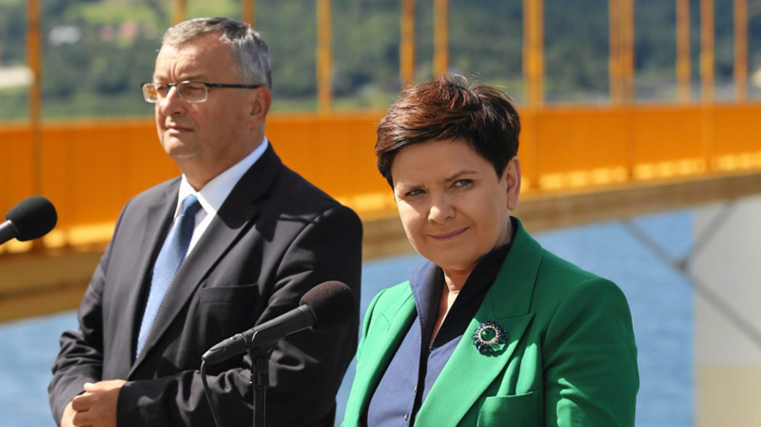 Premier Beata Szydło próbowała przypisać wszystkie zasługi za budowę zbiornika w Świnnej Porębie rządowi PiS. Internet szybko odkrył prawdę.