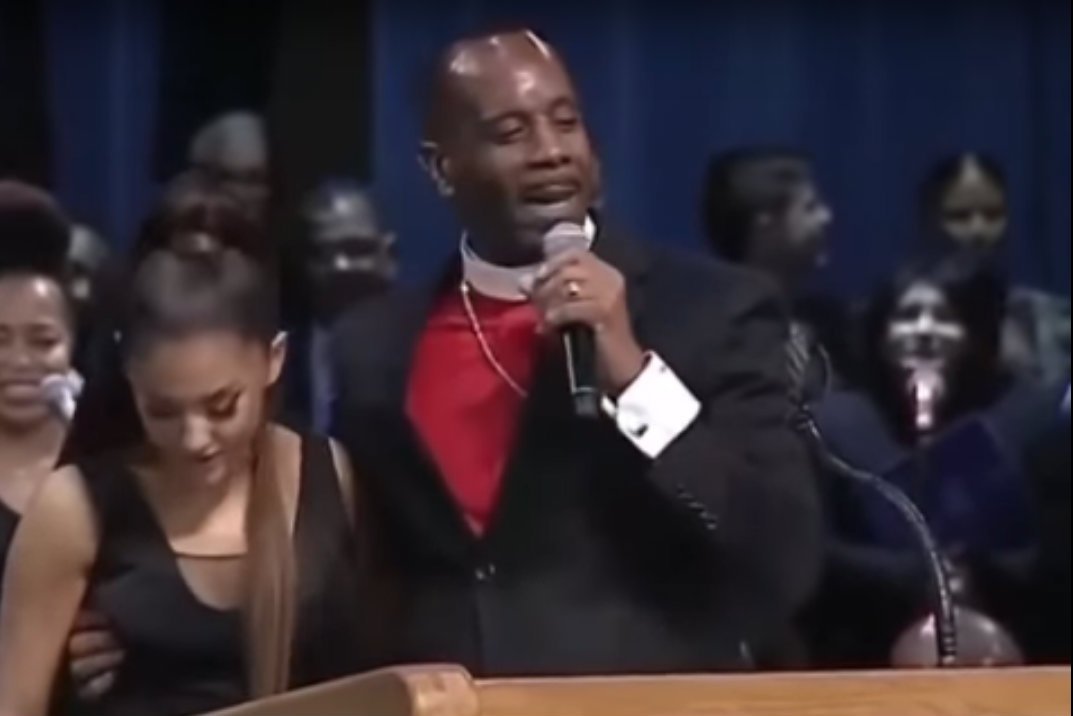 Podczas pogrzebu Arethy Franklin pastor złapał Arianę Grande za pierś.