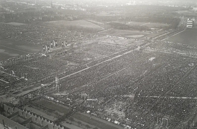 Fotografia obchodów pierwszomajowych na lotnisku Tempelhof w Berlinie 1 maja 1933 roku.