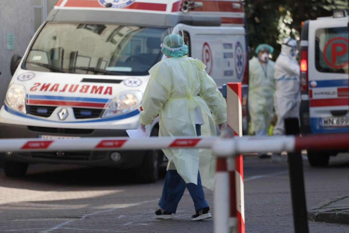 Ministerstwo Zdrowia poinformowało o 83 nowych przypadkach zakażenia koronawirusem. Zmarła także kolejna, 32. już ofiara. To 70-letnia kobieta. Łącznie liczba zakażonych koronawirusem to 2215 osób, z czego 32 osoby zmarły. To stan na 31 marca na godz. 14.30.