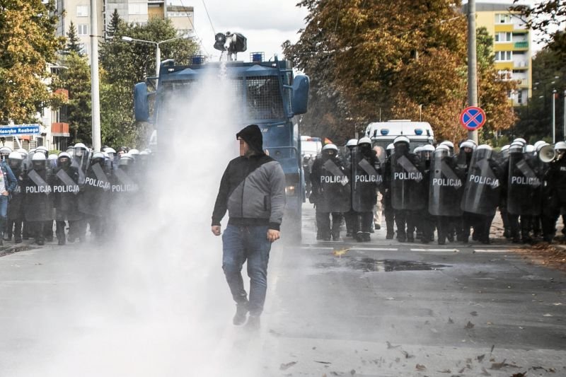 Policja uzbroi się w armatki wodne i furgony do przewożenia aresztantów Policja kupiła armatki wodne