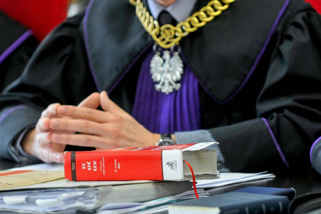 Był związany z PiS-em. Jest wiceprezesem Sądu Okręgowego w Olsztynie