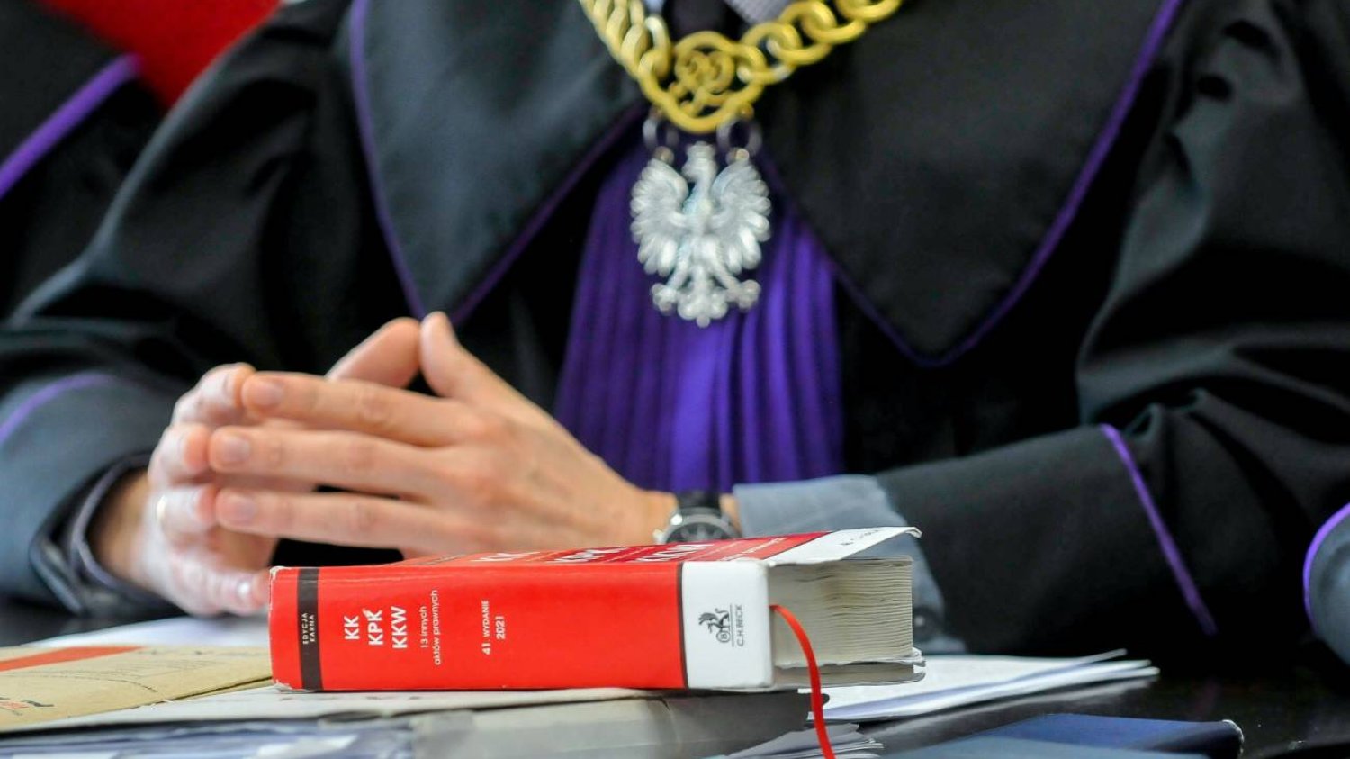 Był związany z PiS-em. Jest wiceprezesem Sądu Okręgowego w Olsztynie