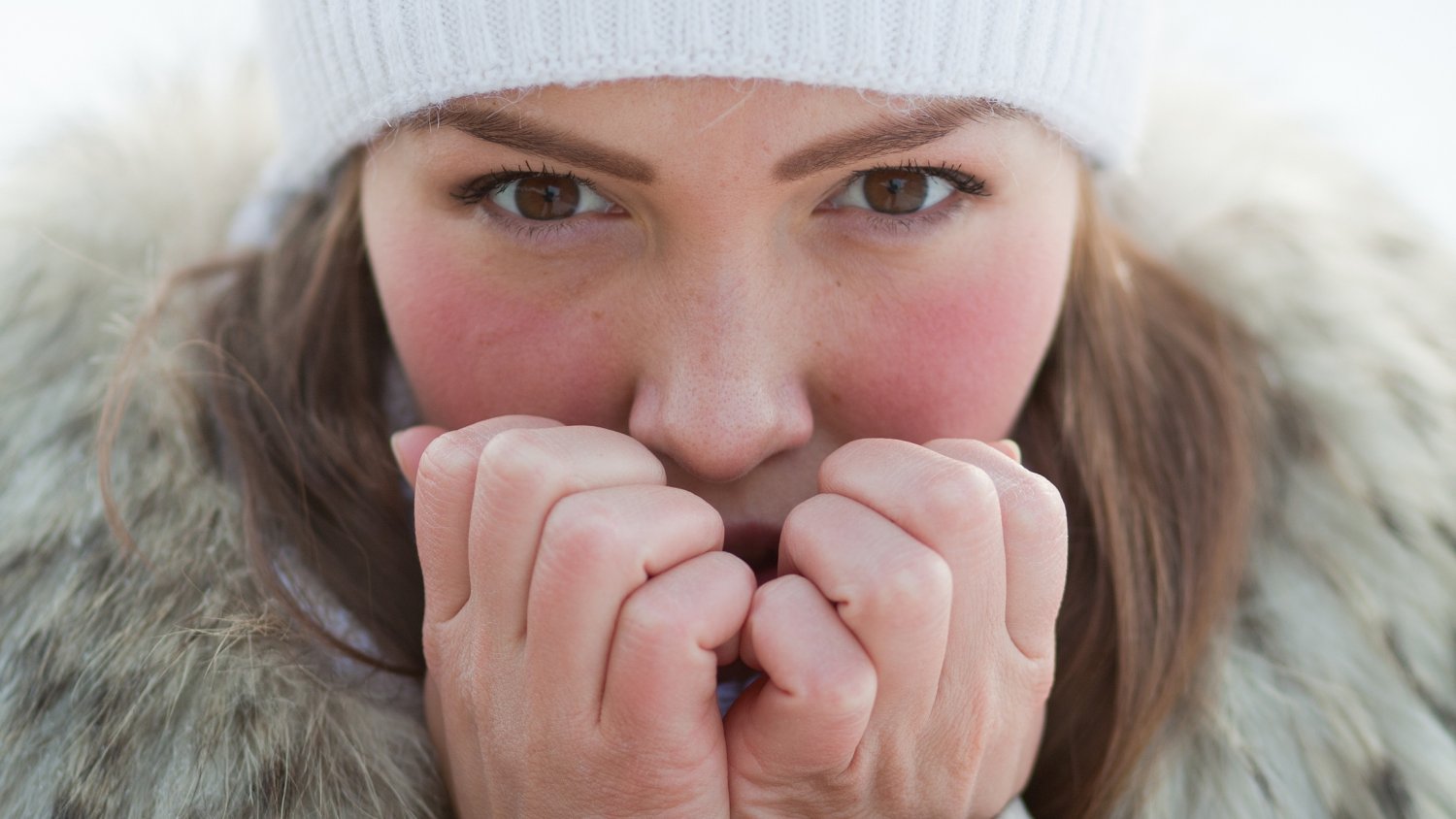 Najnowsze badania pokazały, że jedna trzecia par, kłóci się o wysokość temperatury w swoich domach. Te same badania dowiodły, że 4 na 10 kobiet w sekrecie przed swoim partnerem podkręca ogrzewanie.