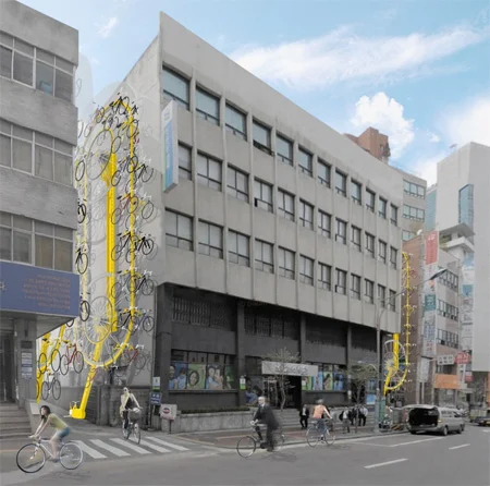 parking rowerowy na szarej ścianie budynku w centrum dużego miasta - XXI wiek?