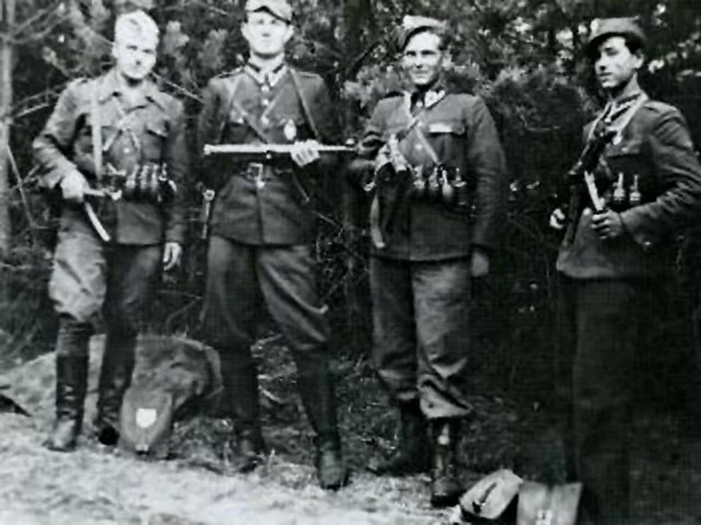 Żołnierze partyzantki antykomunistycznej po 1944 roku, tzw. żołnierze wyklęci.